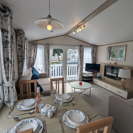 Lovely Bright And Airy Caravan On The 5 Star Shorefield Country Park Entertainment Passes Included Милфорд-он-Си Экстерьер фото